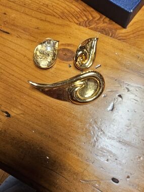Vintage Elegant Gold Swirl Earrings and Brooch Set